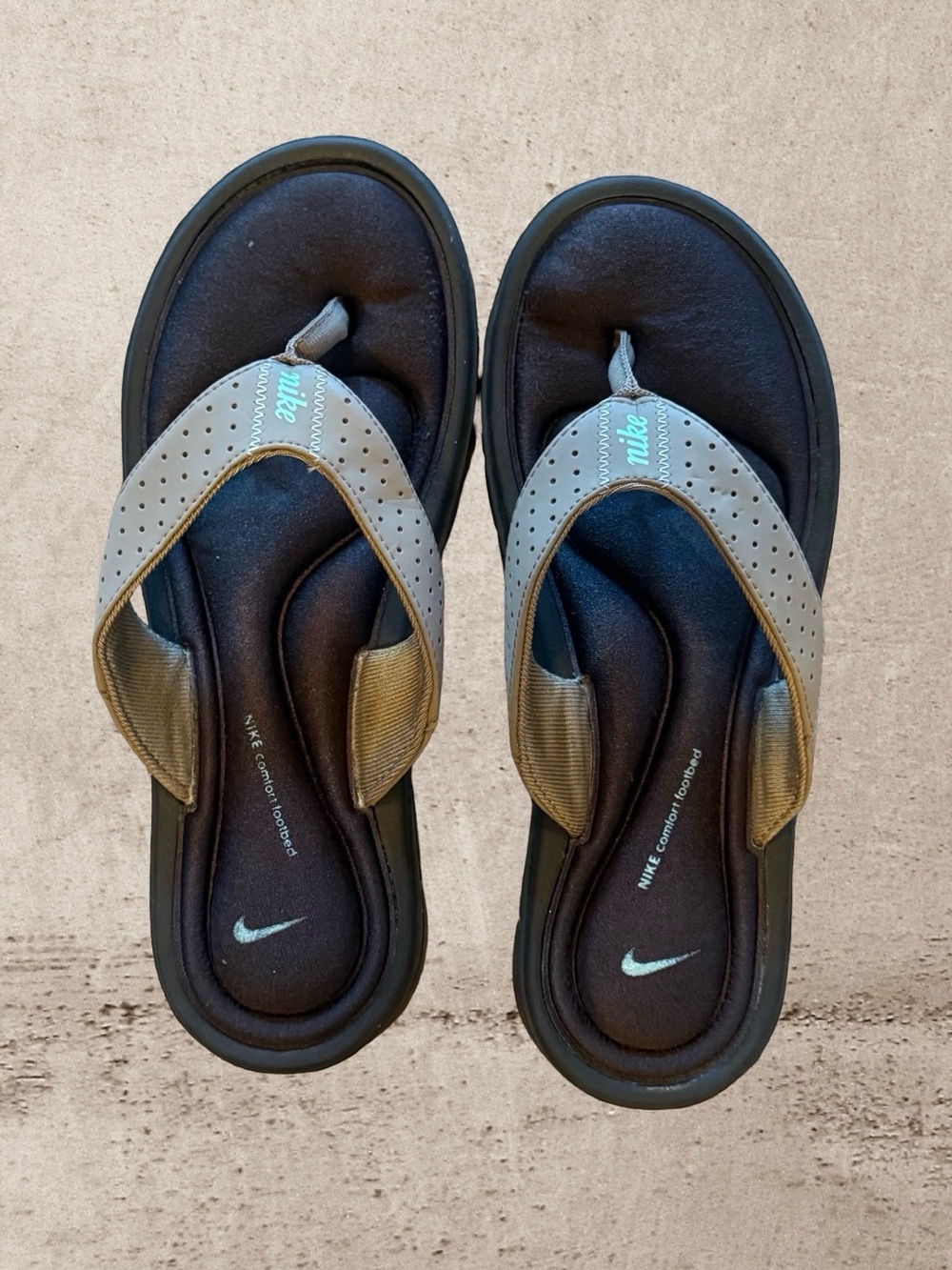 🥥 NIKE Tan and Black Cushioned Flip Flop Sandals - Picture 5 of 7
